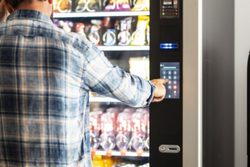 Широкий ассортимент продуктов питания и напитков, предлагаемых нашими автоматами «Глобал-Вендинг»